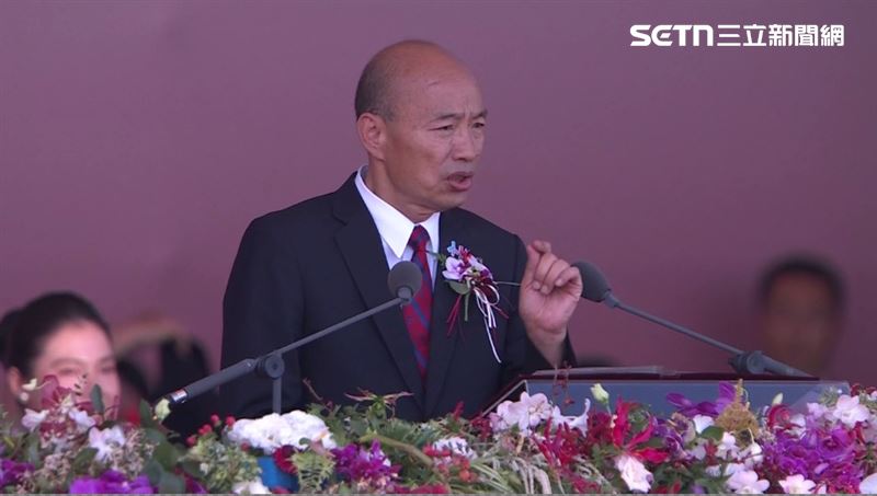 國慶大會韓國瑜在總統演說後流程有點出包頻頻回頭，停頓數秒坦承有點狀況（圖／翻攝畫面）