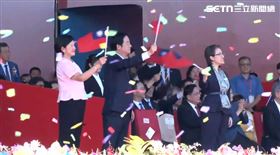 國慶大會主題表演:運動不榮耀英雄，賴清德蕭美琴揮舞國旗致意（圖／翻攝畫面）