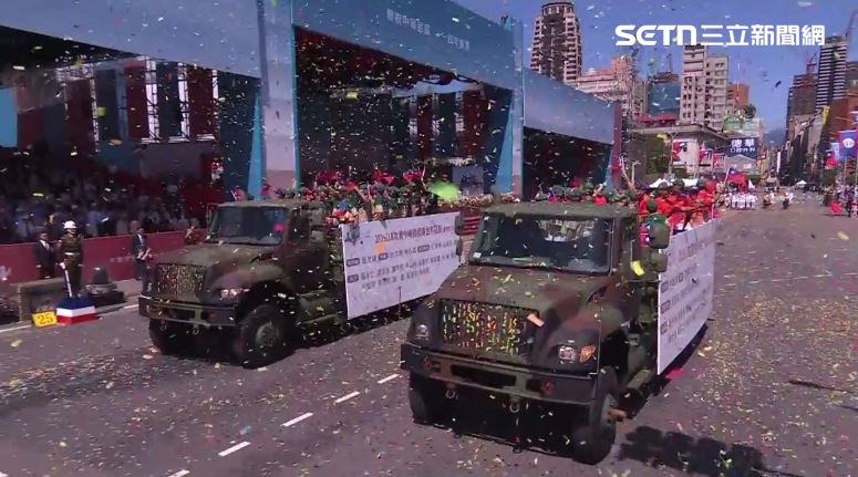 國內軍工產業中期成長動能可望持續升溫。該條例規劃每年原則上投入400億元,主要用於可信任供應鏈、研發及測試能力建置;長榮航太(2645)以軍用商規艦載監偵無人機切入市場,延伸既有航太製造與品保優勢;漢翔(2634)攜手美商引進垂直起降無人機取得海巡標案,在地整合與維修商機看好;創泓科技(7714)則布局無人機防禦與反制系統。造船方面,台船(2208)以模組化酬載切入自主水面載具,龍德造船(6753)主打高速匿蹤設計搶攻批量部署需求。(圖/翻攝畫面)
