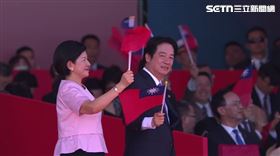 國慶大會主題表演:運動不榮耀英雄，賴清德蕭美琴揮舞國旗致意（圖／翻攝畫面）