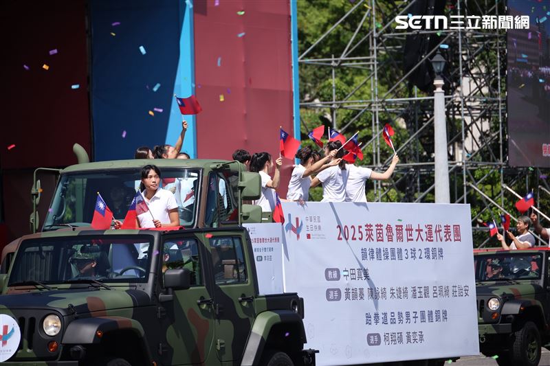國慶大會主題表演:運動不榮耀英雄，賴清德蕭美琴揮舞國旗致意（圖／記者鄭孟晃攝影）