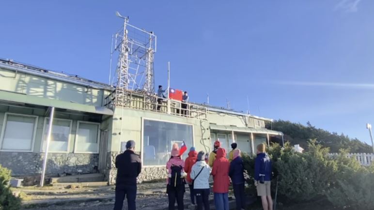 玉山北峰舉行「升旗典禮」，山友們聚集同慶。（圖／翻攝自鄭明典臉書）
