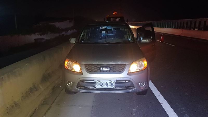 台61快速道路發生離奇車禍，男子衝車道攔車被撞死，行車紀錄器離奇消失。（圖／翻攝畫面）