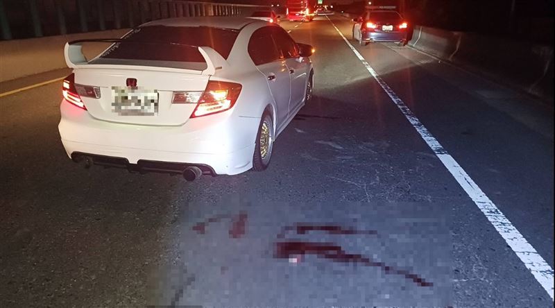 台61快速道路發生離奇車禍，男子衝車道攔車被撞死，行車紀錄器離奇消失。（圖／翻攝畫面）