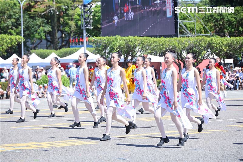 國慶大會主題表演:熊鷹凌空 樂儀忠誠（圖／記者鄭孟晃攝影）