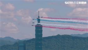 114年國慶大會雷虎小組噴彩煙衝場飛過101（圖／翻攝畫面）
