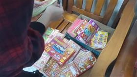 苗栗光復路，彩券行，千斤頂撐起鐵捲門，偷走1300多張刮刮樂，刮500張中2萬，慶生被逮(圖／翻攝畫面)