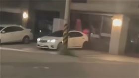 桃園觀音區一家美髮店昨天（9日）深夜遭人開車衝撞，涉案白色小客車到場後，先緩慢在店家門前倒車，對準好角度後，再輕踩油門以車尾撞擊店家大門2次
