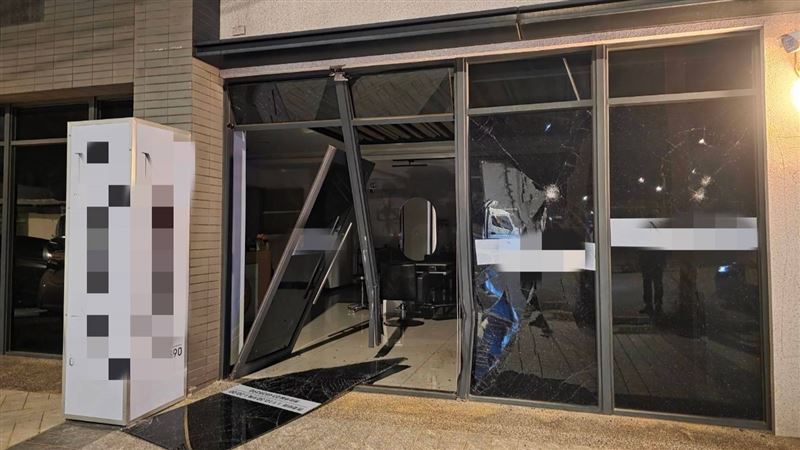 美髮店大門被撞擊毀損。（圖／翻攝畫面）