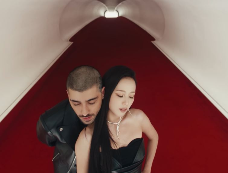 Jisoo和Zayn在MV中的互動也相當養眼。（圖／翻攝自JISOO、zayn YT）