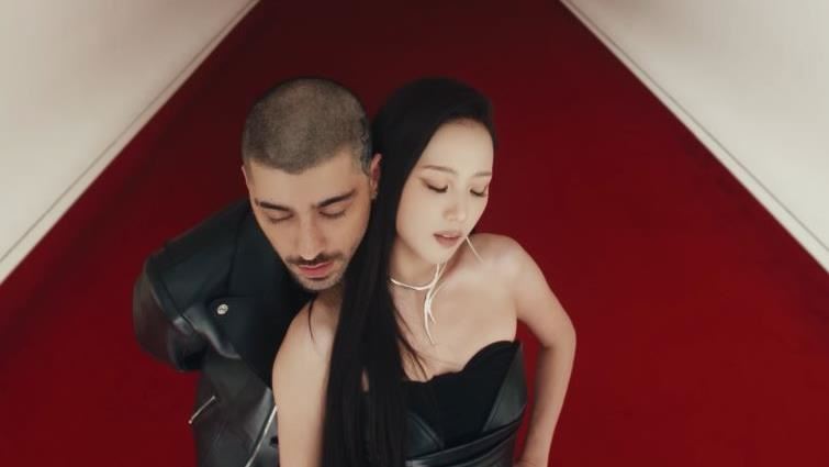 Jisoo合體Zayn早埋伏筆　MV曖昧張力爆棚