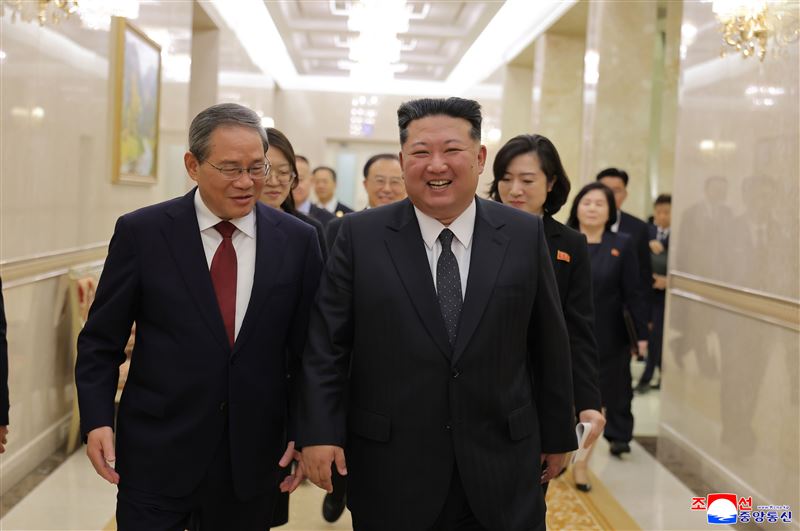 北韓領導人金正恩與中國國務院總理李強會面，雙方互動熱絡。（圖／美聯社／達志影像）