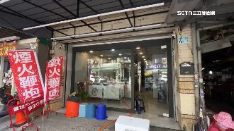 鐵捲門升起突墜落　壽司業者驚險閃過