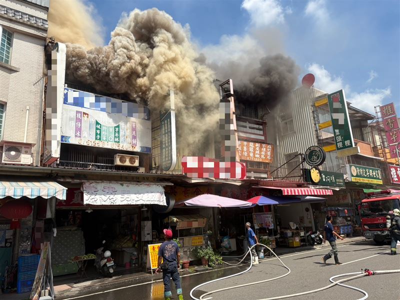 甲仙便當店早上11點左右竄出火煙，造成61歲老闆娘燒燙傷送醫。（圖／翻攝畫面）