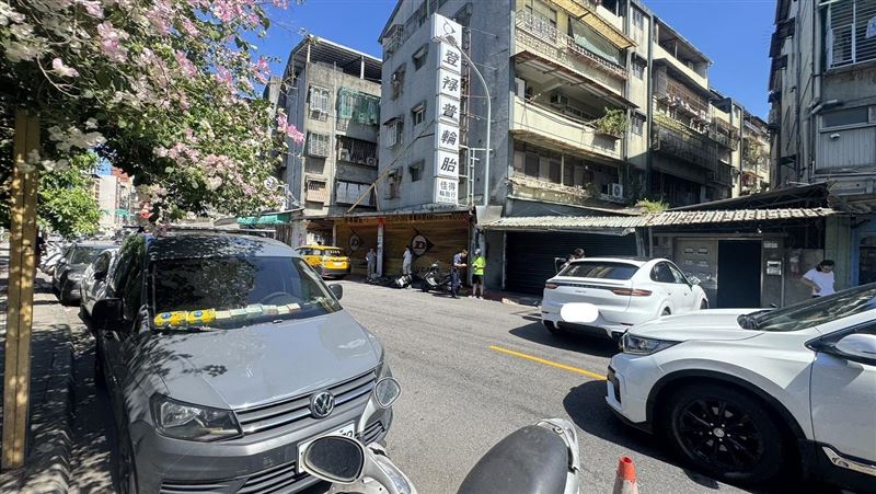 台北市臥龍街發生一起自撞交通事故。（圖／讀者提供）