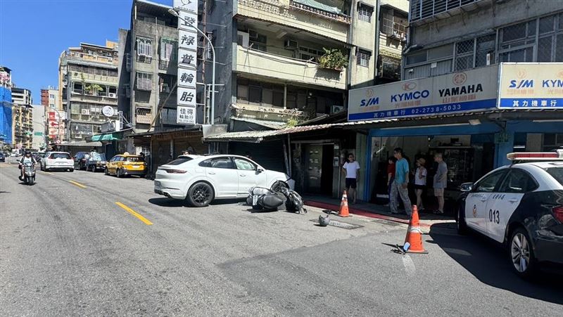 台北市臥龍街發生一起自撞交通事故。（圖／讀者提供）