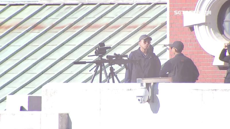 狙擊手高處觀察待命