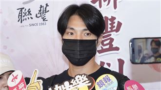 角頭男星現身靈堂 悲吐與顏正國最後一面