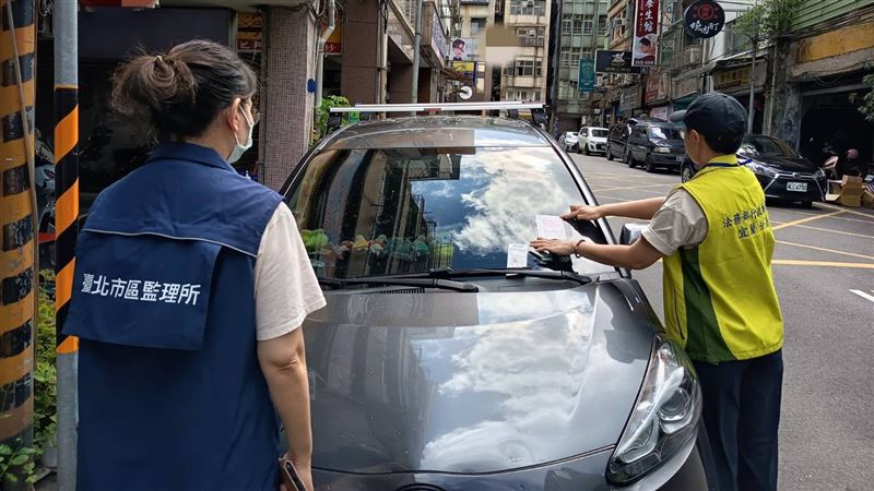 執行署宜蘭分署查封黃女豐田sienta。（圖／翻攝畫面）