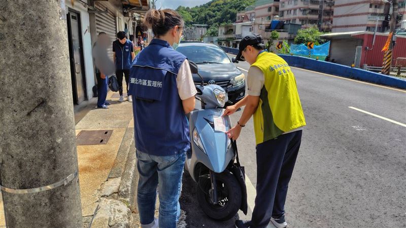 執行署宜蘭分署查封周男的光陽機車。（圖／翻攝畫面）