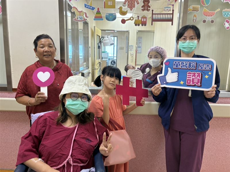 樊媽媽在8年前的國慶日生下女兒，今年又生了兒子，兩胎都是自然產，相當罕見。（圖／童綜合醫院提供）