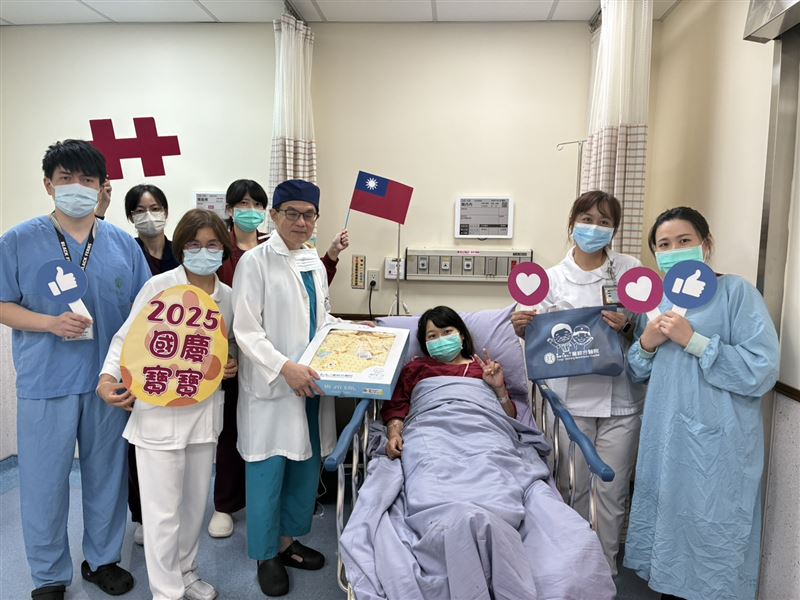 樊媽媽在8年前的國慶日生下女兒，今年又生了兒子，兩胎都是自然產，相當罕見。 （圖／童綜合醫院提供）