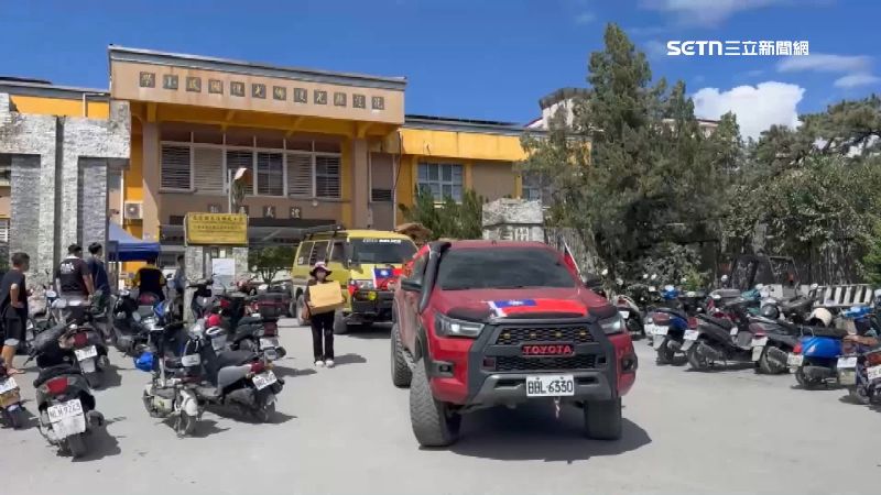 皮卡車到越野車，通通貼滿國旗