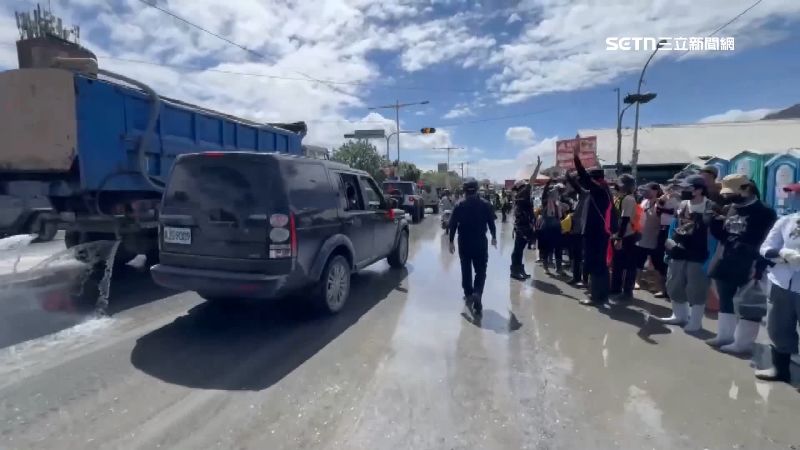 車隊沿途播放歌曲，對來救災的鏟子超人，表達最誠摯的感謝