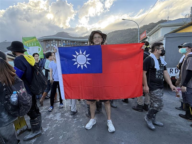 吳鳳（圖）非常喜愛台灣這片土地，於國慶日曬出「高舉台灣國旗」的照片。（圖／翻攝自吳鳳臉書）