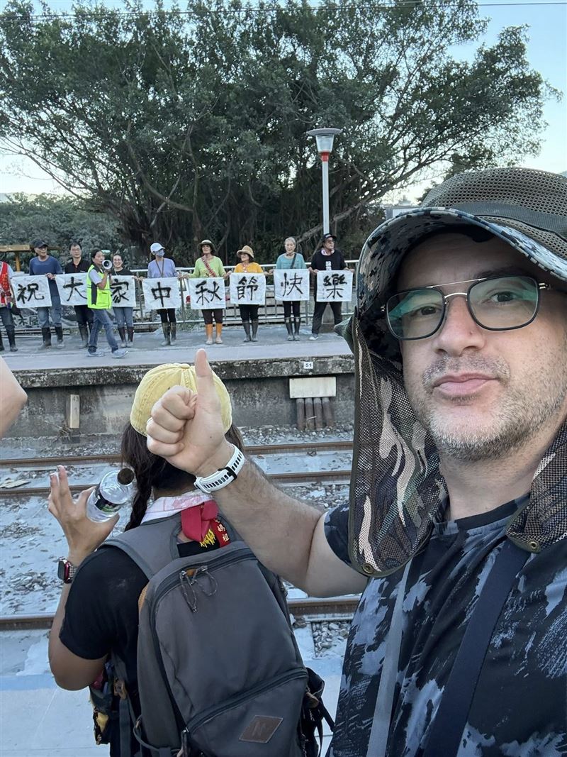 吳鳳（右前）愛台灣不是一天兩天，近日也曾前往花蓮光復協助災後復原。（圖／翻攝自吳鳳臉書）