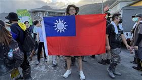 來台將滿20年！吳鳳國慶「高舉台灣國旗」喊：給我很多意想不到的驚喜。（圖／翻攝自吳鳳臉書）