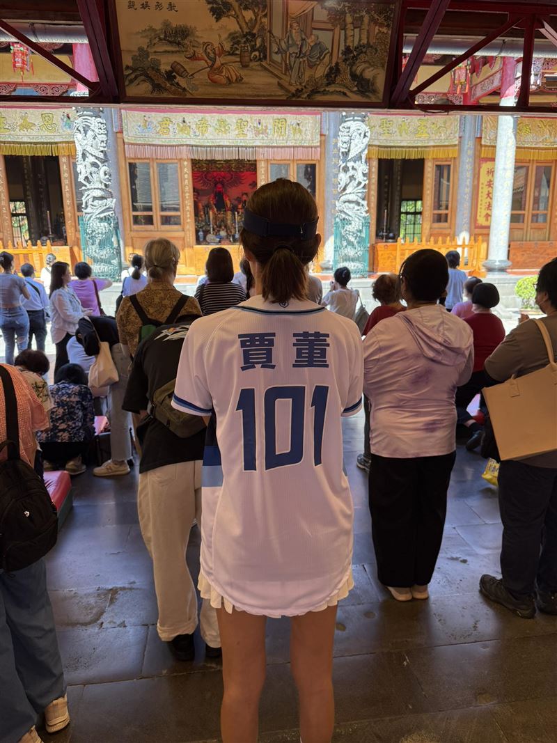 賈永婕到行天宮拜拜，祈求風和日麗、一切順利。(圖／翻攝自賈永婕臉書）