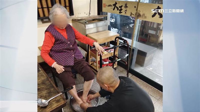 茶行老闆娘與兒子母子情深