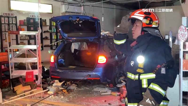劉男駕駛BMW轎車撞死茶行老闆娘。（圖／翻攝畫面）
