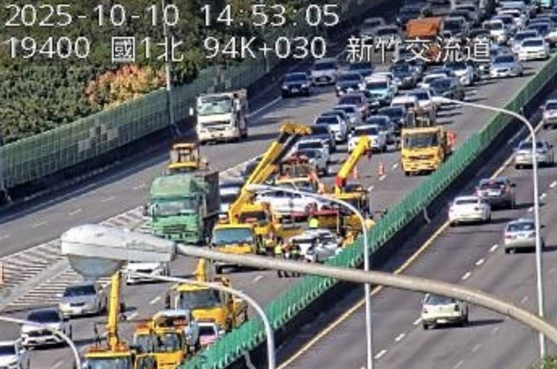 事故發生現場車流回堵5公里。（圖／翻攝自國道即時影像）