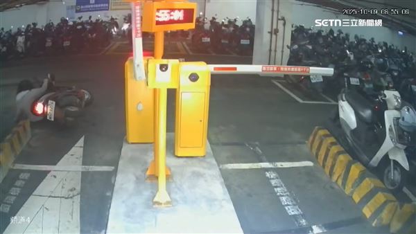 女騎士被柵欄攔住連人帶車摔倒