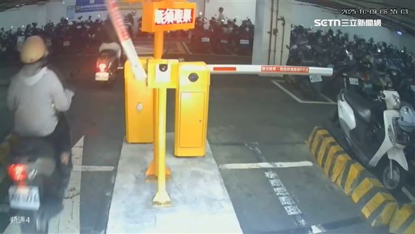 嘉義市政府地下停車場女騎士離場時跟車過近，柵欄放下直接打中騎士頭頂
