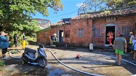 基隆市七堵區泰安路一處磚造平房今天下午發生火警，警消人員獲報到場搶救，於臥房內發現一名男子被磚瓦覆蓋，且明顯死亡。