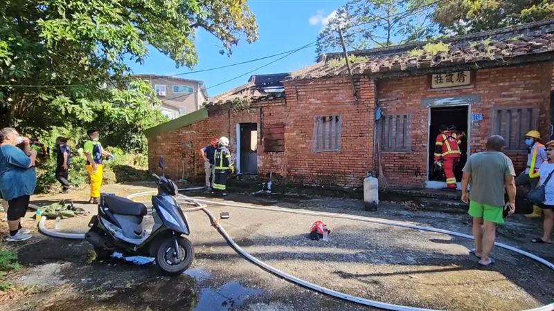 七堵一間磚造平房發生火警，男屋主被磚瓦覆蓋明顯死亡。（圖／翻攝畫面）