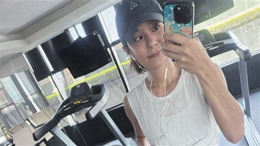 42歲莎莎驚人近況爆　大秀超狂「川字肌」