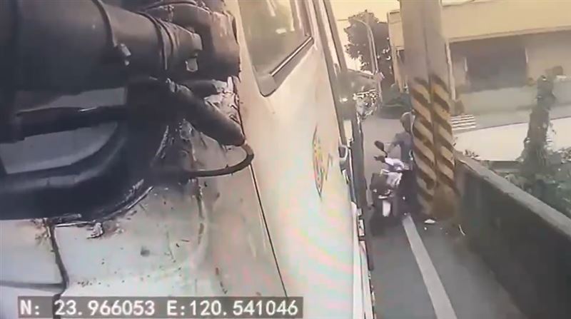 彰化71歲老翁，騎機車時突然失控自撞電線桿，與後方貨車擦撞。(圖／翻攝畫面)