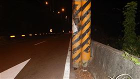 彰化阿伯，騎機車自撞電線桿，後方貨車閃不過再擦撞，險輾過，昏迷送醫(圖／翻攝畫面)