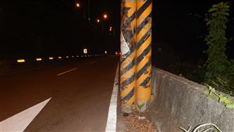 71歲翁騎車自撞電桿　倒地遭貨車撞險輾過