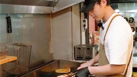 連晨翔開拍前特別到早餐店展開「早餐修煉之旅」。（圖／TVBS提供）