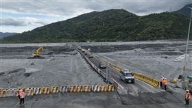 馬太鞍溪橋涵管便道今下午3時通車。（圖／公路局提供）