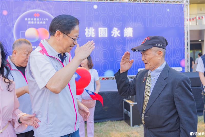 桃園市國慶升旗典禮上，市府邀請前黑貓中隊教官蔡勝雄領唱國歌，市長張善政向老兵敬禮致謝。（圖／翻攝自市長張善政臉書）