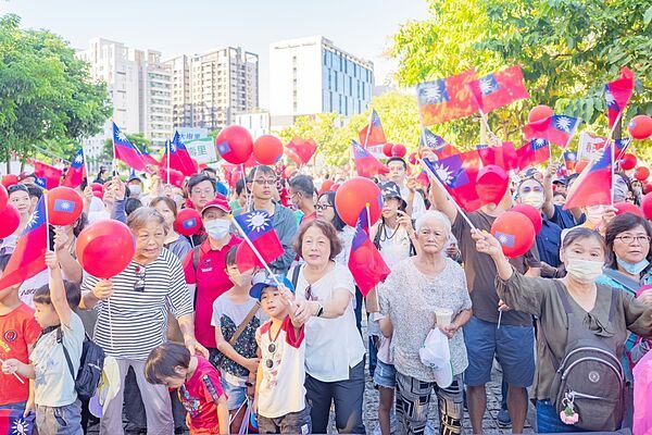 桃園市國慶升旗典禮上，大批市民扶老攜幼參與，共同祝福中華民國生日快樂。（圖／市府新聞處提供）