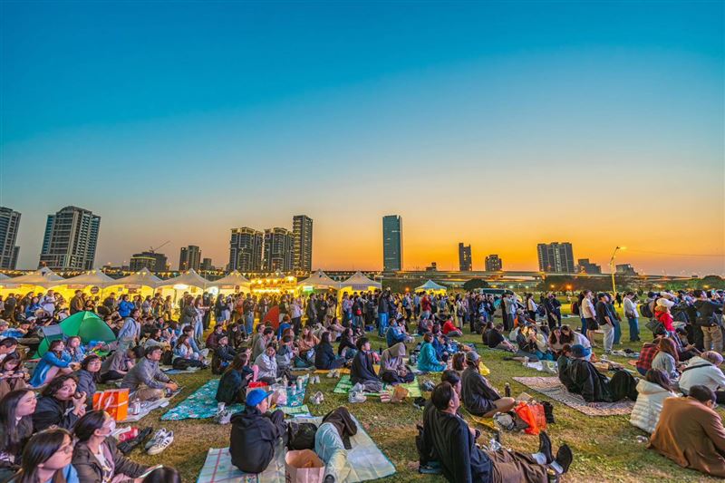 新北大都會公園擁有大片綠地與堤岸步道，適合野餐、遛狗。（圖／翻攝自新北水漾臉書）