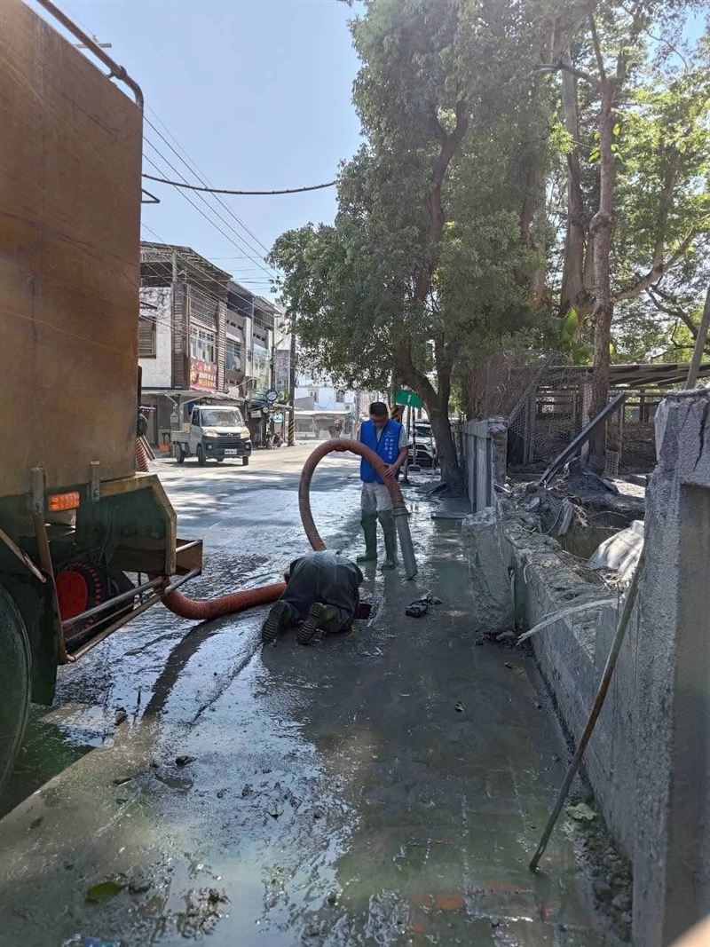 新北市水利局協助下水道清淤，疏通排水系統。（圖／翻攝畫面）