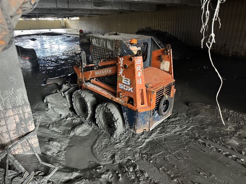 新北市工務局機具協助地下停車場清理。（圖／翻攝畫面）
